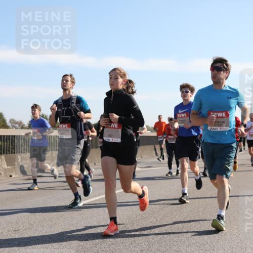 03.10.2025 - Köhlbrandbrückenlauf Yannick Fuchs http://msf.ph/oto/9177676 03.10.2025 11:16:59 Position 3 4763, 6821, 6722 meine-sportfotos.de