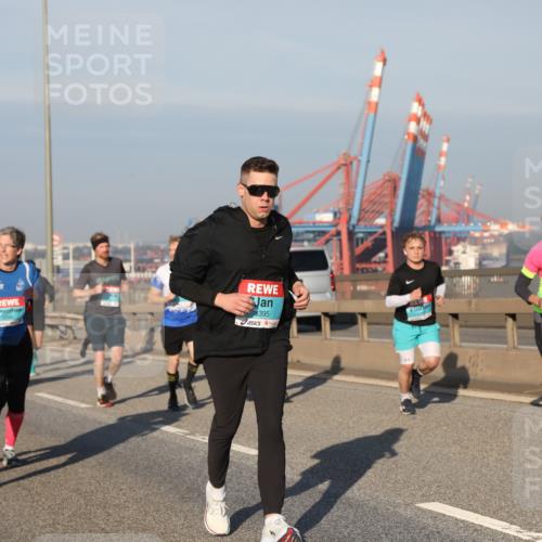 03.10.2025 - Köhlbrandbrückenlauf Yannick Fuchs http://msf.ph/oto/9177755 03.10.2025 08:49:05 Position 2 3276, 8395, 2209 meine-sportfotos.de