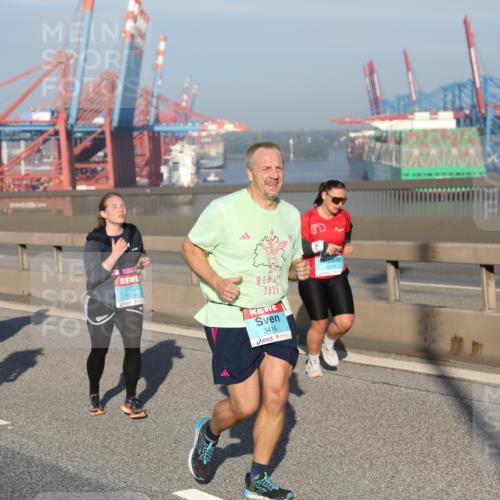 03.10.2025 - Köhlbrandbrückenlauf Yannick Fuchs http://msf.ph/oto/9177865 03.10.2025 08:49:16 Position 2 1879, 3779, 2025, 3416, 3310 meine-sportfotos.de