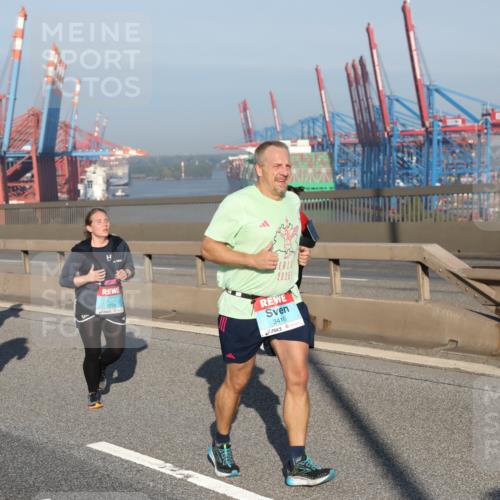 03.10.2025 - Köhlbrandbrückenlauf Yannick Fuchs http://msf.ph/oto/9177873 03.10.2025 08:49:17 Position 2 1879, 3779, 2025, 3416 meine-sportfotos.de