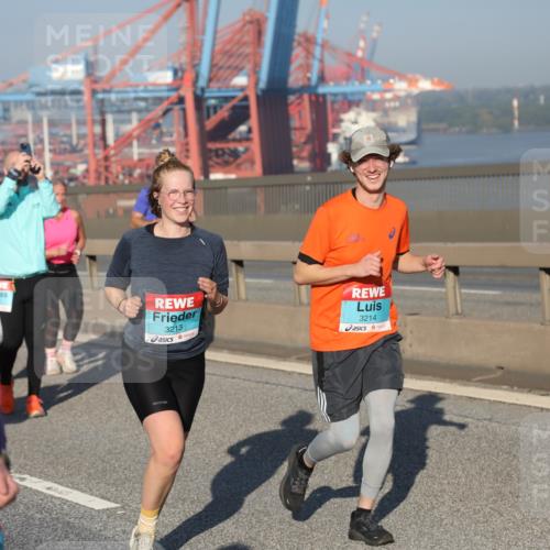 03.10.2025 - Köhlbrandbrückenlauf Yannick Fuchs http://msf.ph/oto/9177971 03.10.2025 08:49:27 Position 2 3213, 3214 meine-sportfotos.de