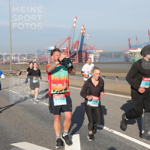 03.10.2025 - Köhlbrandbrückenlauf Yannick Fuchs http://msf.ph/oto/9178012 03.10.2025 08:49:31 Position 2 1573, 1720, 3725, 1283 meine-sportfotos.de