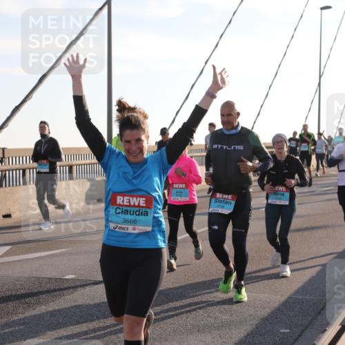 03.10.2025 - Köhlbrandbrückenlauf Yannick Fuchs http://msf.ph/oto/9178131 03.10.2025 08:30:20 Position 1 345, 3666, 2126, 1844 meine-sportfotos.de
