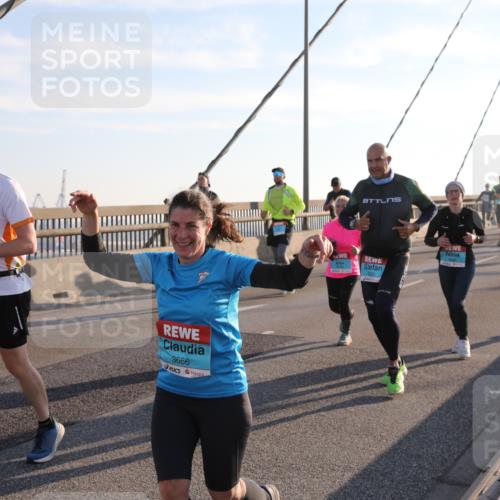 03.10.2025 - Köhlbrandbrückenlauf Yannick Fuchs http://msf.ph/oto/9178141 03.10.2025 08:30:21 Position 1 3345, 3666, 1844 meine-sportfotos.de