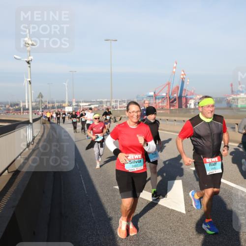 03.10.2025 - Köhlbrandbrückenlauf Yannick Fuchs http://msf.ph/oto/9178277 03.10.2025 08:49:51 Position 2 3487, 3486 meine-sportfotos.de