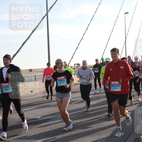 03.10.2025 - Köhlbrandbrückenlauf Yannick Fuchs http://msf.ph/oto/9178298 03.10.2025 08:30:38 Position 1 1771, 3321, 1513, 1456 meine-sportfotos.de