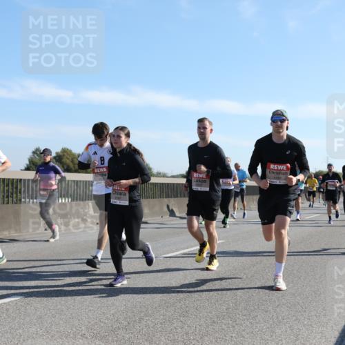 03.10.2025 - Köhlbrandbrückenlauf Yannick Fuchs http://msf.ph/oto/9178302 03.10.2025 11:17:42 Position 3 4405, 4312, 4590, 4494 meine-sportfotos.de