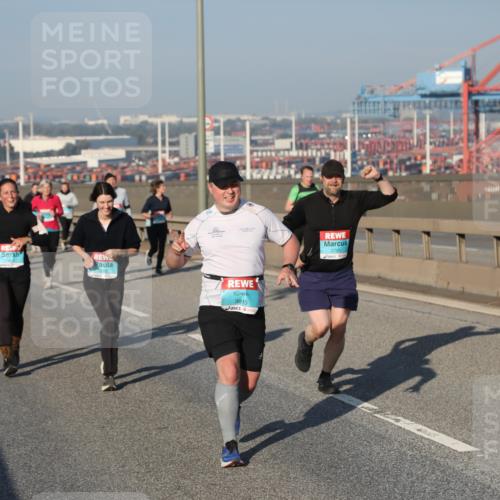 03.10.2025 - Köhlbrandbrückenlauf Yannick Fuchs http://msf.ph/oto/9178320 03.10.2025 08:49:53 Position 2 3815, 2785 meine-sportfotos.de