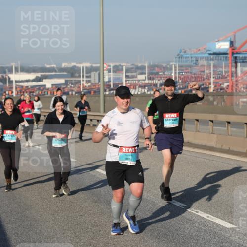 03.10.2025 - Köhlbrandbrückenlauf Yannick Fuchs http://msf.ph/oto/9178323 03.10.2025 08:49:53 Position 2 1695, 3815, 2785 meine-sportfotos.de