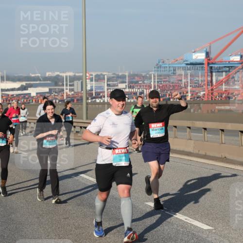 03.10.2025 - Köhlbrandbrückenlauf Yannick Fuchs http://msf.ph/oto/9178326 03.10.2025 08:49:54 Position 2 3815, 2785 meine-sportfotos.de
