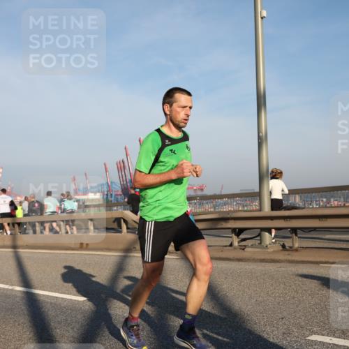 03.10.2025 - Köhlbrandbrückenlauf Yannick Fuchs http://msf.ph/oto/9178328 03.10.2025 08:30:49 Position 1 18 meine-sportfotos.de
