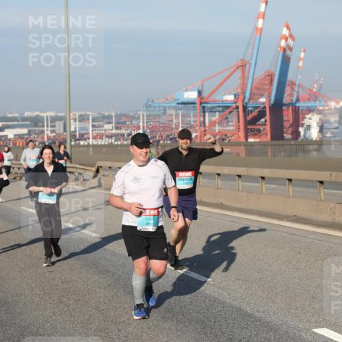 03.10.2025 - Köhlbrandbrückenlauf Yannick Fuchs http://msf.ph/oto/9178332 03.10.2025 08:49:54 Position 2 3815 meine-sportfotos.de