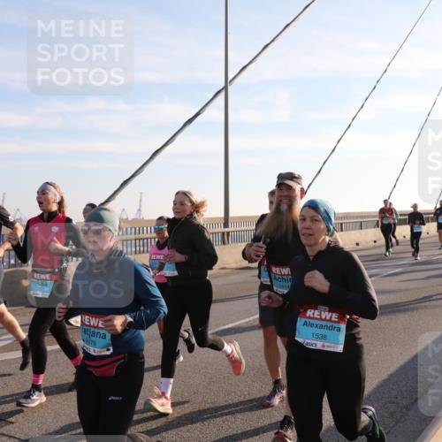 03.10.2025 - Köhlbrandbrückenlauf Yannick Fuchs http://msf.ph/oto/9178405 03.10.2025 08:31:10 Position 1 2079, 1419, 11, 1538 meine-sportfotos.de