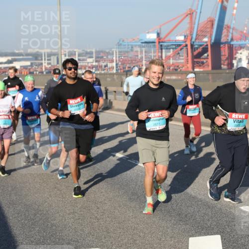 03.10.2025 - Köhlbrandbrückenlauf Yannick Fuchs http://msf.ph/oto/9178431 03.10.2025 08:50:07 Position 2 2168, 2577, 2372 meine-sportfotos.de