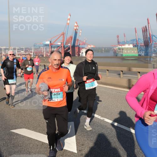 03.10.2025 - Köhlbrandbrückenlauf Yannick Fuchs http://msf.ph/oto/9178587 03.10.2025 08:50:23 Position 2 3758, 3576, 1467 meine-sportfotos.de
