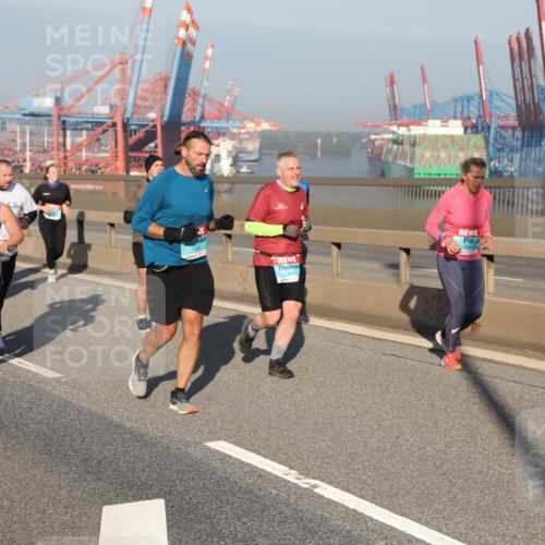 03.10.2025 - Köhlbrandbrückenlauf Yannick Fuchs http://msf.ph/oto/9178632 03.10.2025 08:50:28 Position 2 1121, 2800, 2544 meine-sportfotos.de