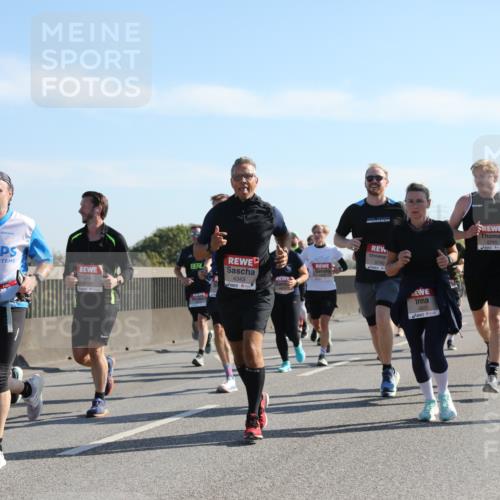 03.10.2025 - Köhlbrandbrückenlauf Yannick Fuchs http://msf.ph/oto/9178659 03.10.2025 11:18:15 Position 3 352, 4343, 5740, 4822, 5745 meine-sportfotos.de