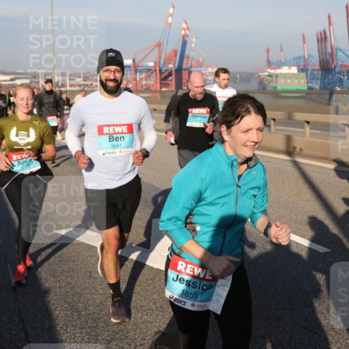 03.10.2025 - Köhlbrandbrückenlauf Yannick Fuchs http://msf.ph/oto/9178676 03.10.2025 08:50:34 Position 2 3541, 1941, 1859 meine-sportfotos.de