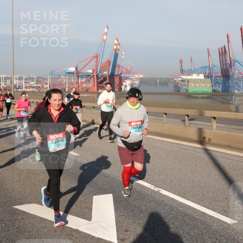 03.10.2025 - Köhlbrandbrückenlauf Yannick Fuchs http://msf.ph/oto/9178830 03.10.2025 08:50:50 Position 2 2413, 1778, 1692 meine-sportfotos.de