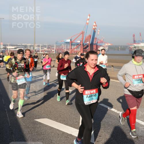 03.10.2025 - Köhlbrandbrückenlauf Yannick Fuchs http://msf.ph/oto/9178836 03.10.2025 08:50:51 Position 2 2413, 1778, 1692 meine-sportfotos.de