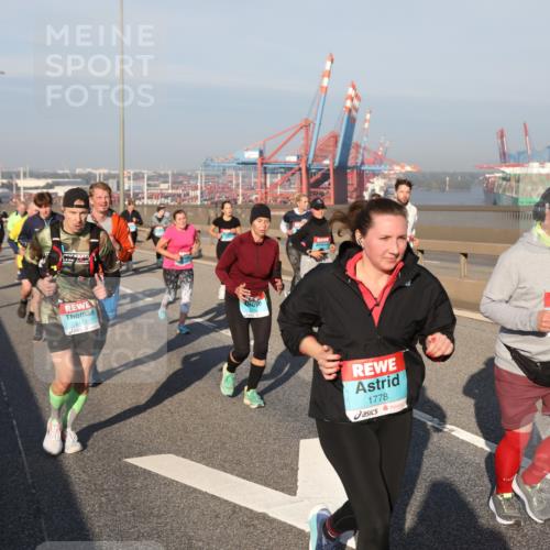 03.10.2025 - Köhlbrandbrückenlauf Yannick Fuchs http://msf.ph/oto/9178838 03.10.2025 08:50:51 Position 2 2413, 1778, 1692 meine-sportfotos.de