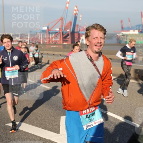 03.10.2025 - Köhlbrandbrückenlauf Yannick Fuchs http://msf.ph/oto/9178848 03.10.2025 08:50:53 Position 2 1725, 3281 meine-sportfotos.de