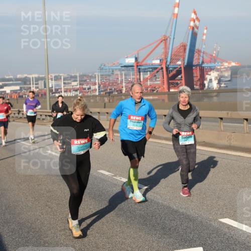 03.10.2025 - Köhlbrandbrückenlauf Yannick Fuchs http://msf.ph/oto/9178908 03.10.2025 08:51:03 Position 2 3676, 3755 meine-sportfotos.de