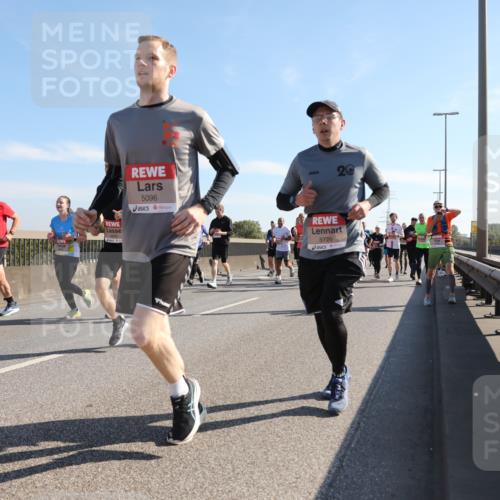 03.10.2025 - Köhlbrandbrückenlauf Yannick Fuchs http://msf.ph/oto/9179001 03.10.2025 11:18:48 Position 3 5096, 20, 5726 meine-sportfotos.de