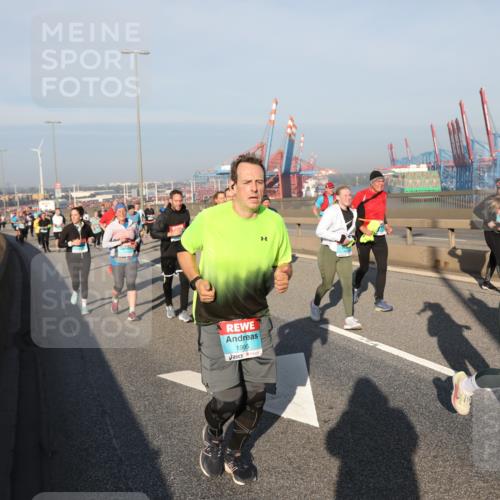 03.10.2025 - Köhlbrandbrückenlauf Yannick Fuchs http://msf.ph/oto/9179007 03.10.2025 08:51:25 Position 2 1995, 540, 1850 meine-sportfotos.de