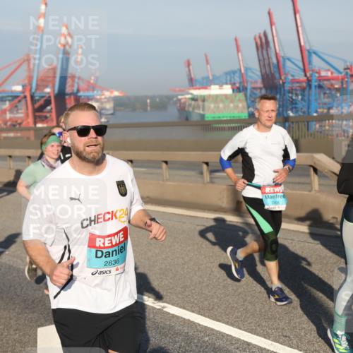 03.10.2025 - Köhlbrandbrückenlauf Yannick Fuchs http://msf.ph/oto/9179075 03.10.2025 08:51:32 Position 2 111, 24, 2836, 2404 meine-sportfotos.de