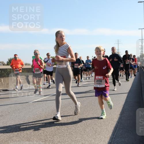 03.10.2025 - Köhlbrandbrückenlauf Yannick Fuchs http://msf.ph/oto/9179122 03.10.2025 11:19:00 Position 3 6057, 6056 meine-sportfotos.de