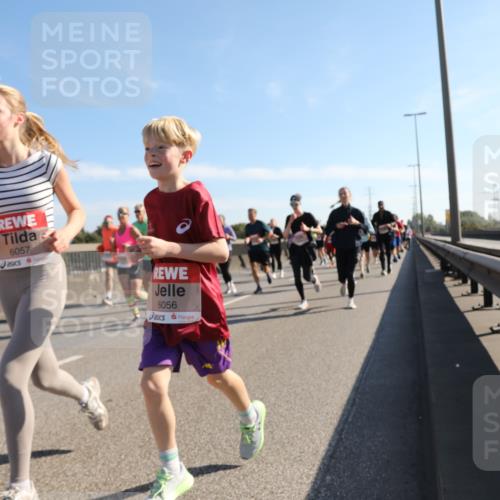 03.10.2025 - Köhlbrandbrückenlauf Yannick Fuchs http://msf.ph/oto/9179134 03.10.2025 11:19:01 Position 3 6057, 6056 meine-sportfotos.de