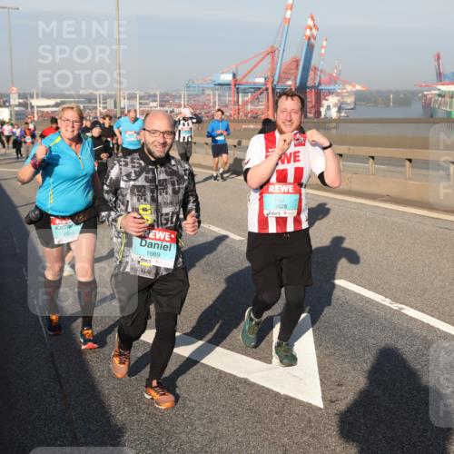 03.10.2025 - Köhlbrandbrückenlauf Yannick Fuchs http://msf.ph/oto/9179138 03.10.2025 08:51:39 Position 2 2243, 1669, 3828 meine-sportfotos.de