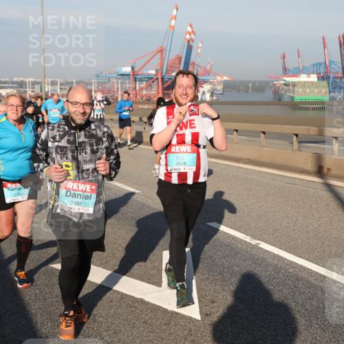 03.10.2025 - Köhlbrandbrückenlauf Yannick Fuchs http://msf.ph/oto/9179140 03.10.2025 08:51:39 Position 2 2243, 3828, 1669 meine-sportfotos.de