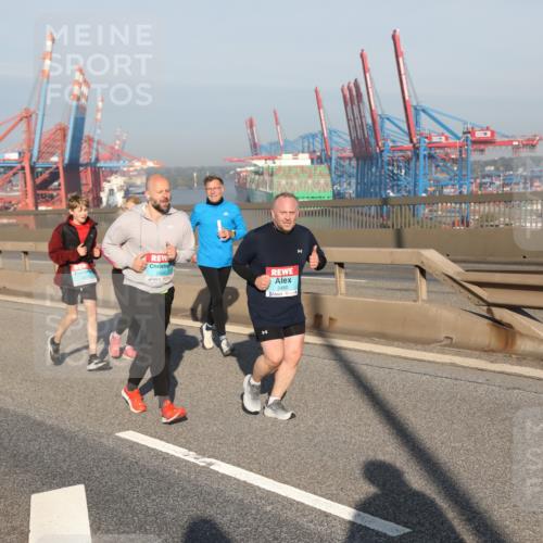 03.10.2025 - Köhlbrandbrückenlauf Yannick Fuchs http://msf.ph/oto/9179214 03.10.2025 08:51:48 Position 2 2424, 2460 meine-sportfotos.de