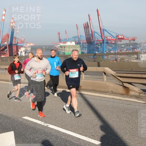 03.10.2025 - Köhlbrandbrückenlauf Yannick Fuchs http://msf.ph/oto/9179216 03.10.2025 08:51:48 Position 2 2424, 2460 meine-sportfotos.de