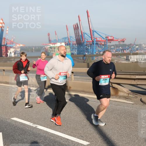 03.10.2025 - Köhlbrandbrückenlauf Yannick Fuchs http://msf.ph/oto/9179226 03.10.2025 08:51:49 Position 2 2424, 2460 meine-sportfotos.de