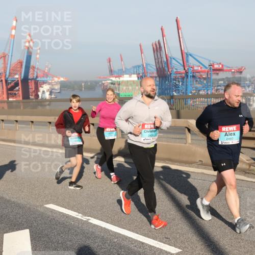 03.10.2025 - Köhlbrandbrückenlauf Yannick Fuchs http://msf.ph/oto/9179228 03.10.2025 08:51:49 Position 2 2424, 2460 meine-sportfotos.de