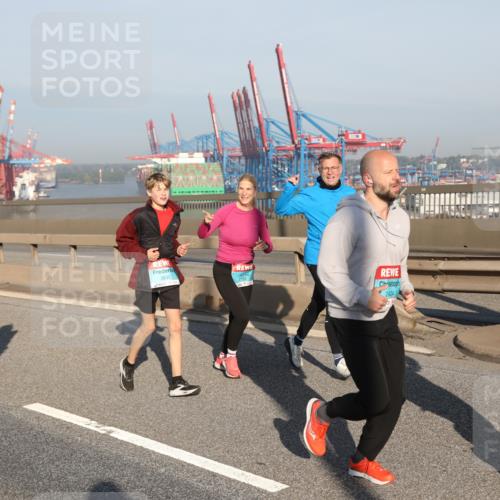 03.10.2025 - Köhlbrandbrückenlauf Yannick Fuchs http://msf.ph/oto/9179234 03.10.2025 08:51:50 Position 2 3635, 2424, 2460 meine-sportfotos.de