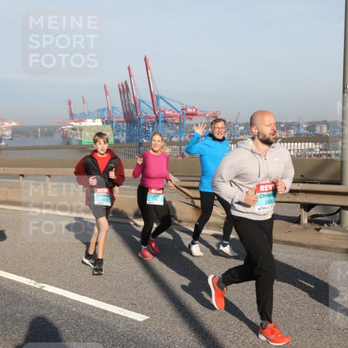 03.10.2025 - Köhlbrandbrückenlauf Yannick Fuchs http://msf.ph/oto/9179236 03.10.2025 08:51:50 Position 2 3635, 2424, 18, 2460 meine-sportfotos.de
