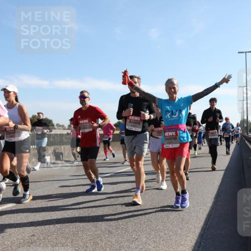 03.10.2025 - Köhlbrandbrückenlauf Yannick Fuchs http://msf.ph/oto/9179408 03.10.2025 11:19:31 Position 3 5874, 4481, 4347 meine-sportfotos.de