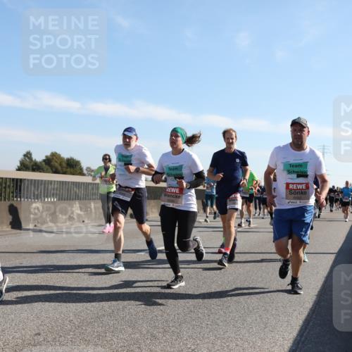 03.10.2025 - Köhlbrandbrückenlauf Yannick Fuchs http://msf.ph/oto/9179494 03.10.2025 11:19:38 Position 3 5061, 6566, 6565 meine-sportfotos.de