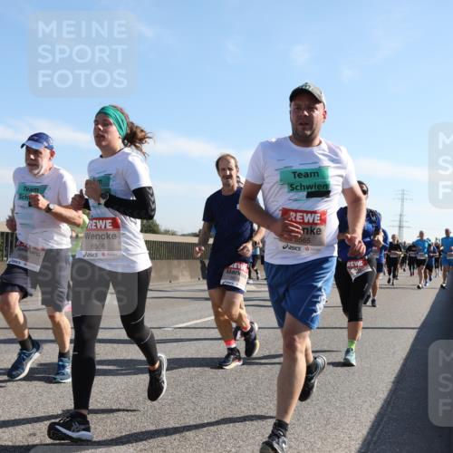 03.10.2025 - Köhlbrandbrückenlauf Yannick Fuchs http://msf.ph/oto/9179503 03.10.2025 11:19:39 Position 3 6569, 6566, 6565 meine-sportfotos.de