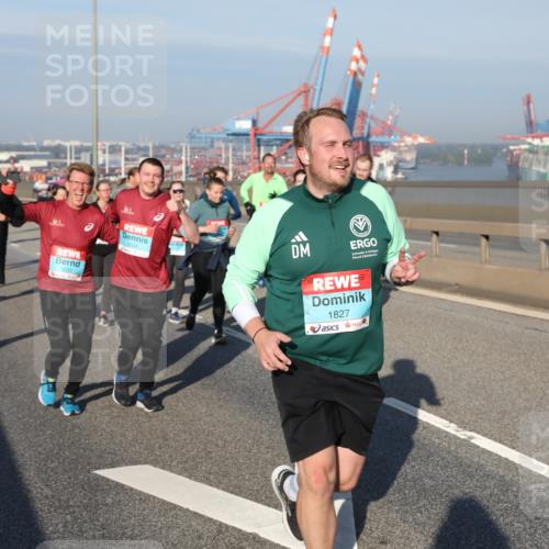 03.10.2025 - Köhlbrandbrückenlauf Yannick Fuchs http://msf.ph/oto/9179544 03.10.2025 08:52:32 Position 2 3003, 3004, 1827 meine-sportfotos.de
