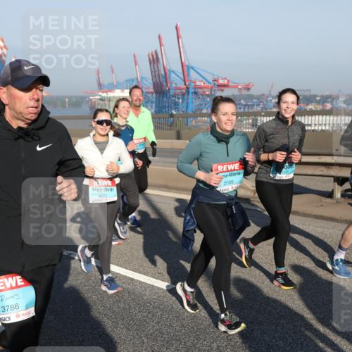 03.10.2025 - Köhlbrandbrückenlauf Yannick Fuchs http://msf.ph/oto/9179580 03.10.2025 08:52:35 Position 2 3786, 2217, 2099 meine-sportfotos.de