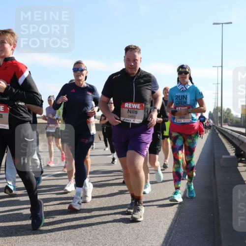 03.10.2025 - Köhlbrandbrückenlauf Yannick Fuchs http://msf.ph/oto/9179669 03.10.2025 11:19:55 Position 3 4341, 5493, 5648, 073 meine-sportfotos.de