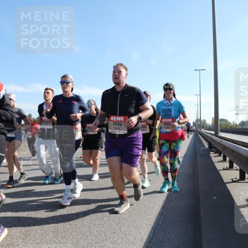 03.10.2025 - Köhlbrandbrückenlauf Yannick Fuchs http://msf.ph/oto/9179674 03.10.2025 11:19:56 Position 3 4341, 5648, 5493 meine-sportfotos.de