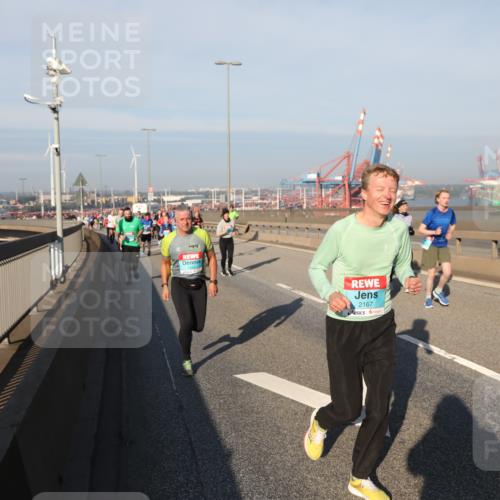 03.10.2025 - Köhlbrandbrückenlauf Yannick Fuchs http://msf.ph/oto/9179782 03.10.2025 08:52:58 Position 2 1978, 2167 meine-sportfotos.de