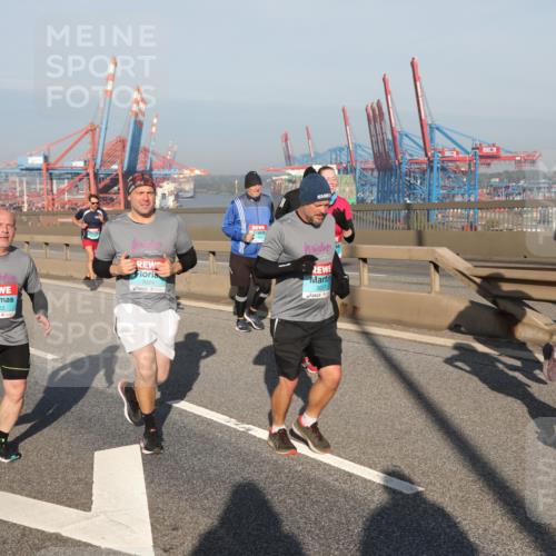 03.10.2025 - Köhlbrandbrückenlauf Yannick Fuchs http://msf.ph/oto/9179896 03.10.2025 08:53:14 Position 2 3022, 3024, 3027 meine-sportfotos.de