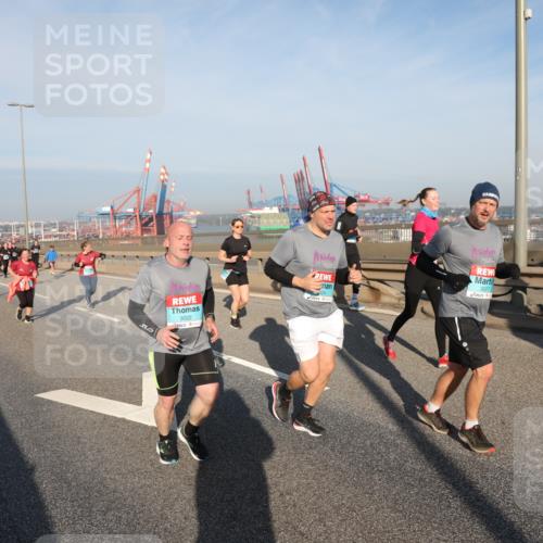 03.10.2025 - Köhlbrandbrückenlauf Yannick Fuchs http://msf.ph/oto/9179909 03.10.2025 08:53:15 Position 2 3022, 3027 meine-sportfotos.de